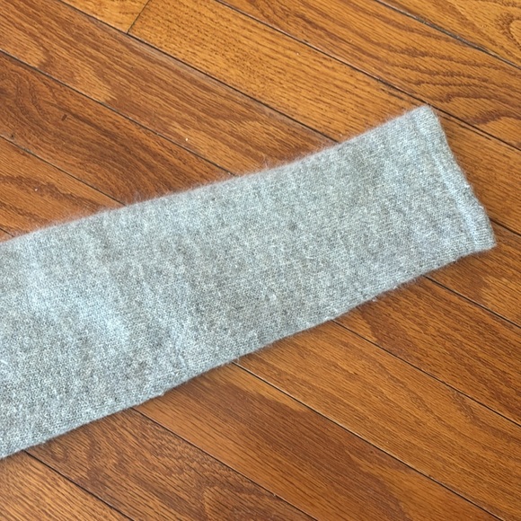 Sarah Spencer light gray v neck  fitted sweater - Picture 4 of 9